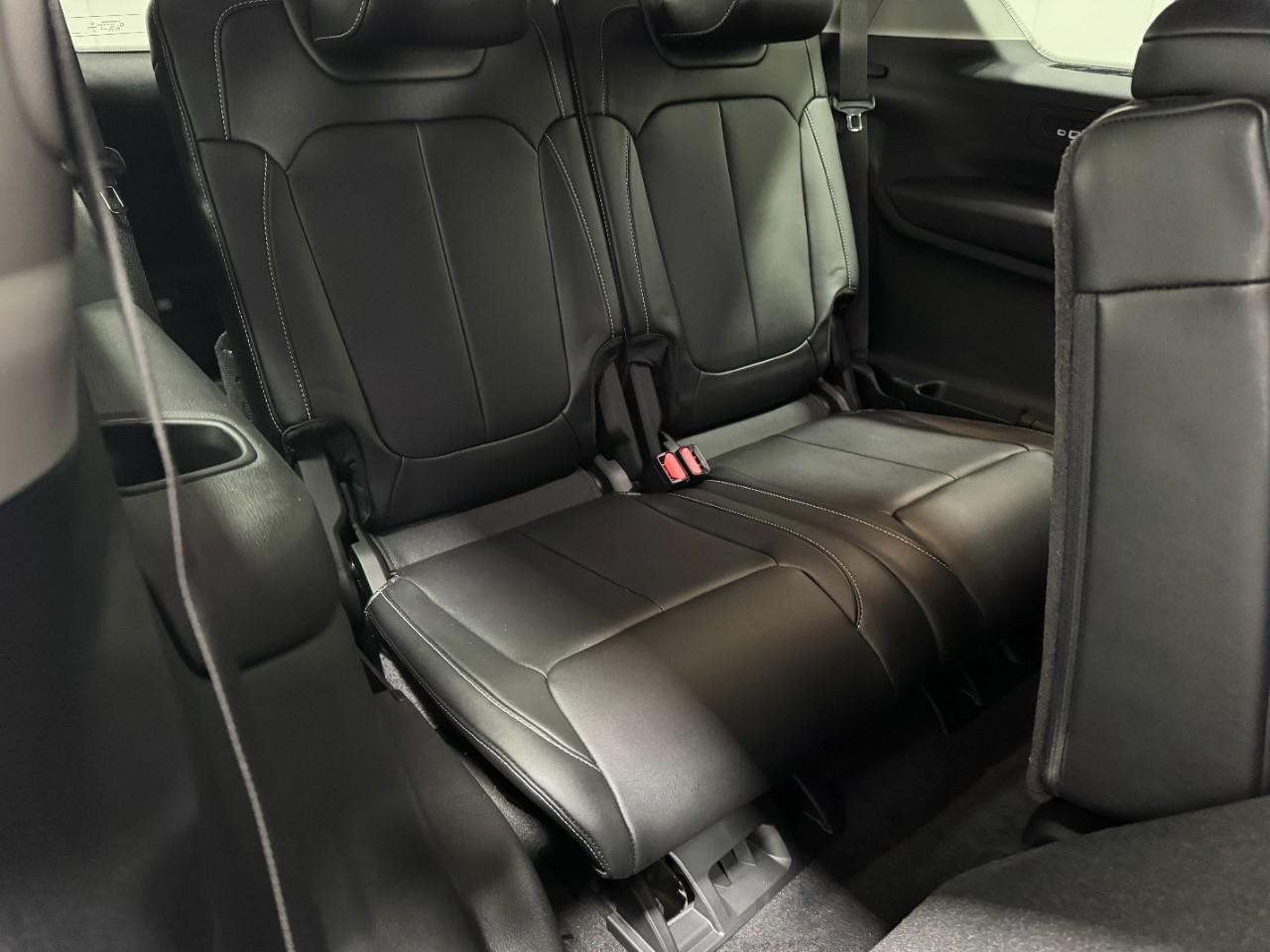 Jeep Grand Cherokee L Vehicle Full-screen Gallery Image 11