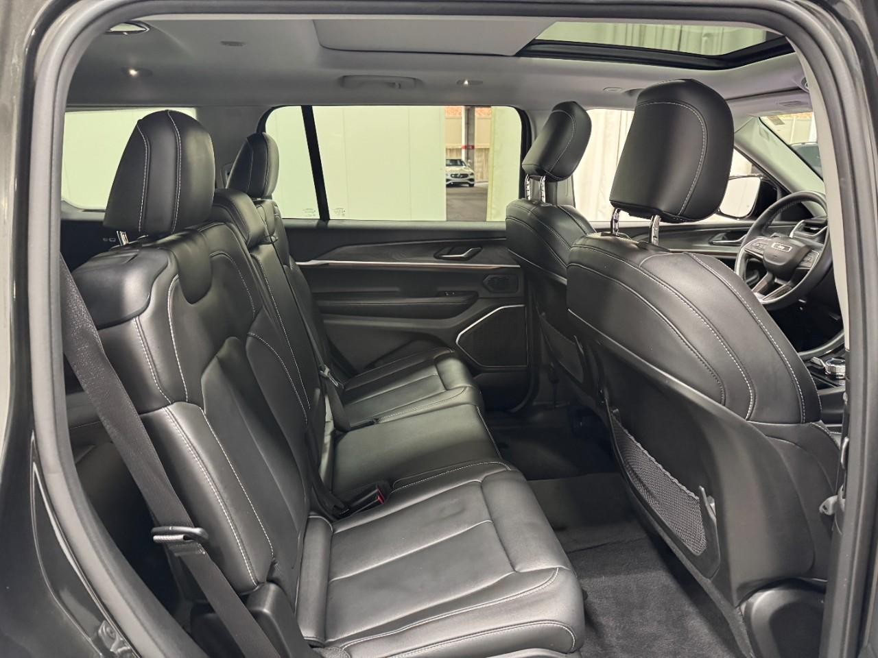 Jeep Grand Cherokee L Vehicle Full-screen Gallery Image 12