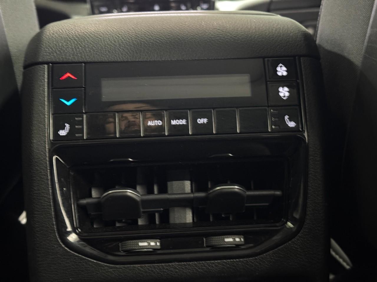 Jeep Grand Cherokee L Vehicle Full-screen Gallery Image 13