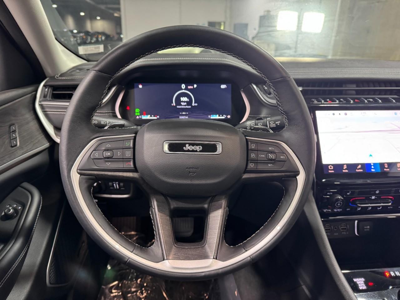 Jeep Grand Cherokee L Vehicle Full-screen Gallery Image 16