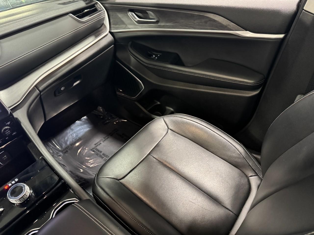 Jeep Grand Cherokee L Vehicle Full-screen Gallery Image 19