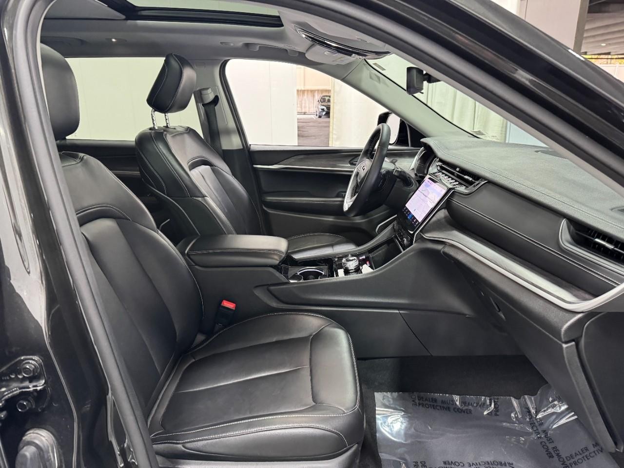 Jeep Grand Cherokee L Vehicle Full-screen Gallery Image 20