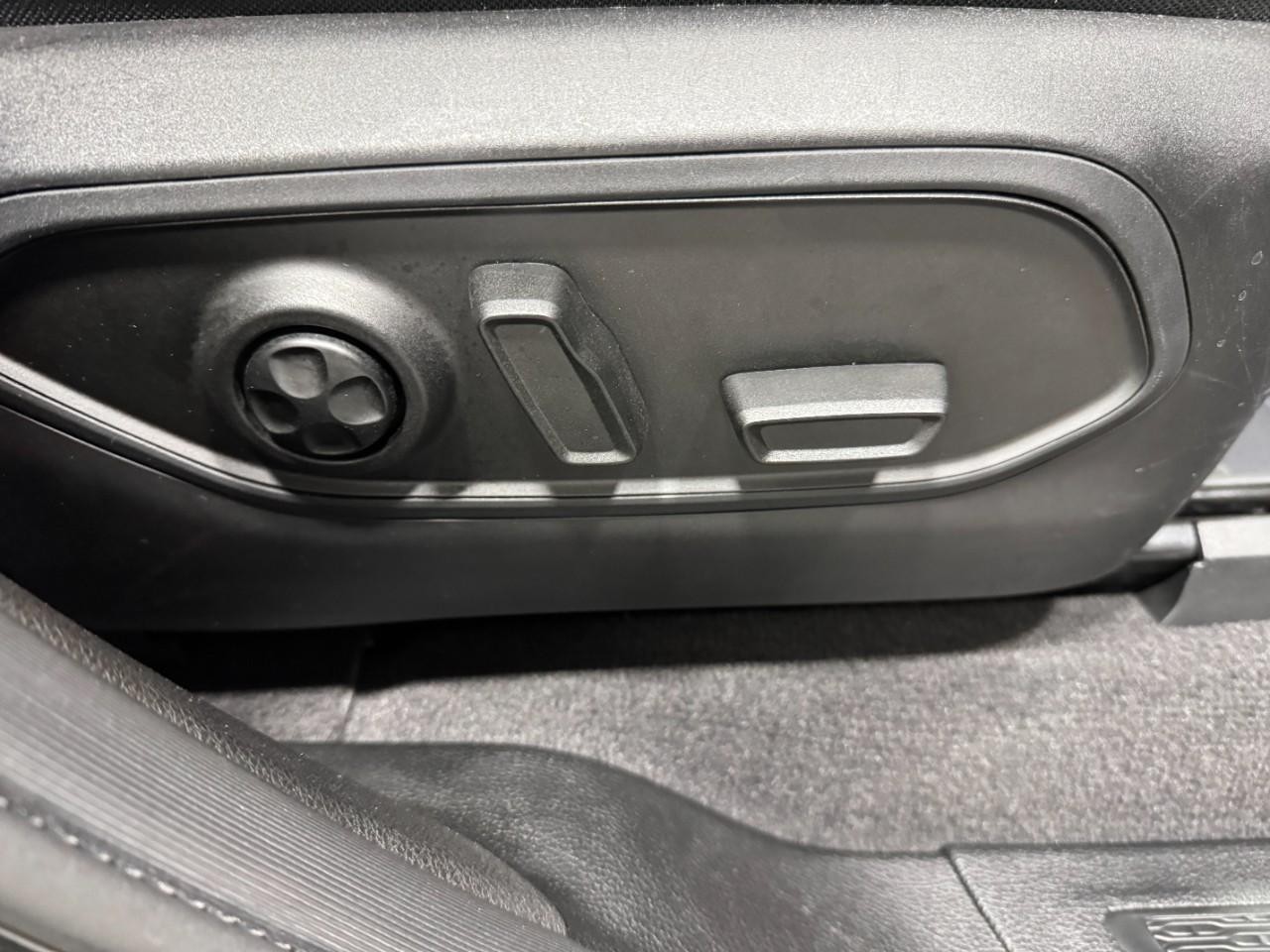 Jeep Grand Cherokee L Vehicle Full-screen Gallery Image 22