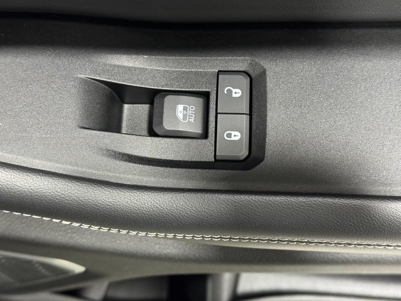 Jeep Grand Cherokee L Vehicle Full-screen Gallery Image 23