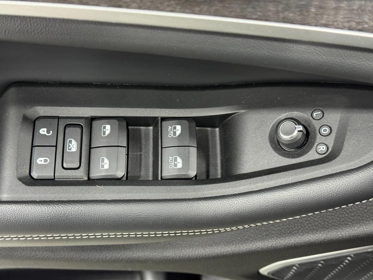 Jeep Grand Cherokee L Vehicle Full-screen Gallery Image 24