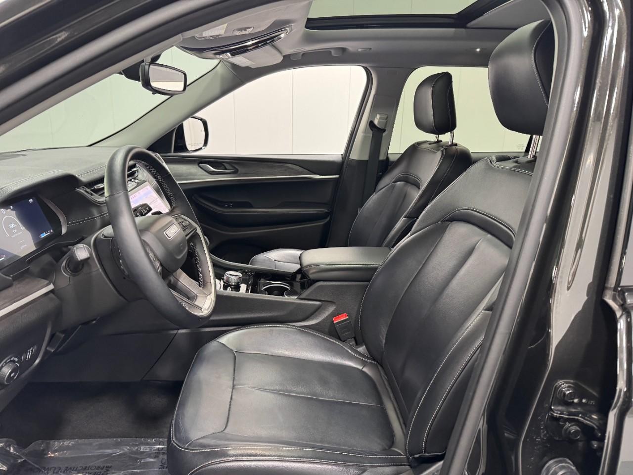 Jeep Grand Cherokee L Vehicle Full-screen Gallery Image 26