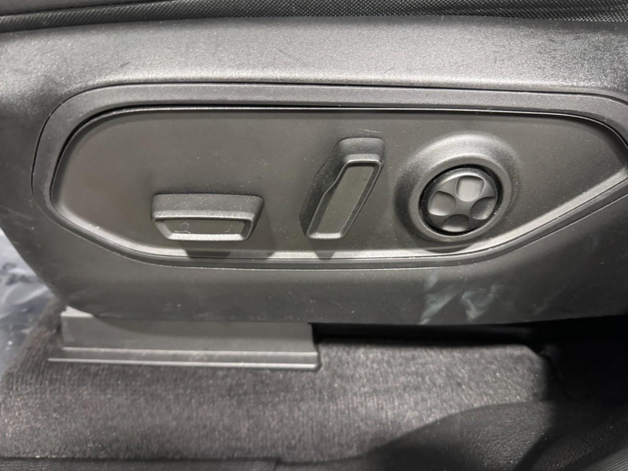 Jeep Grand Cherokee L Vehicle Full-screen Gallery Image 28