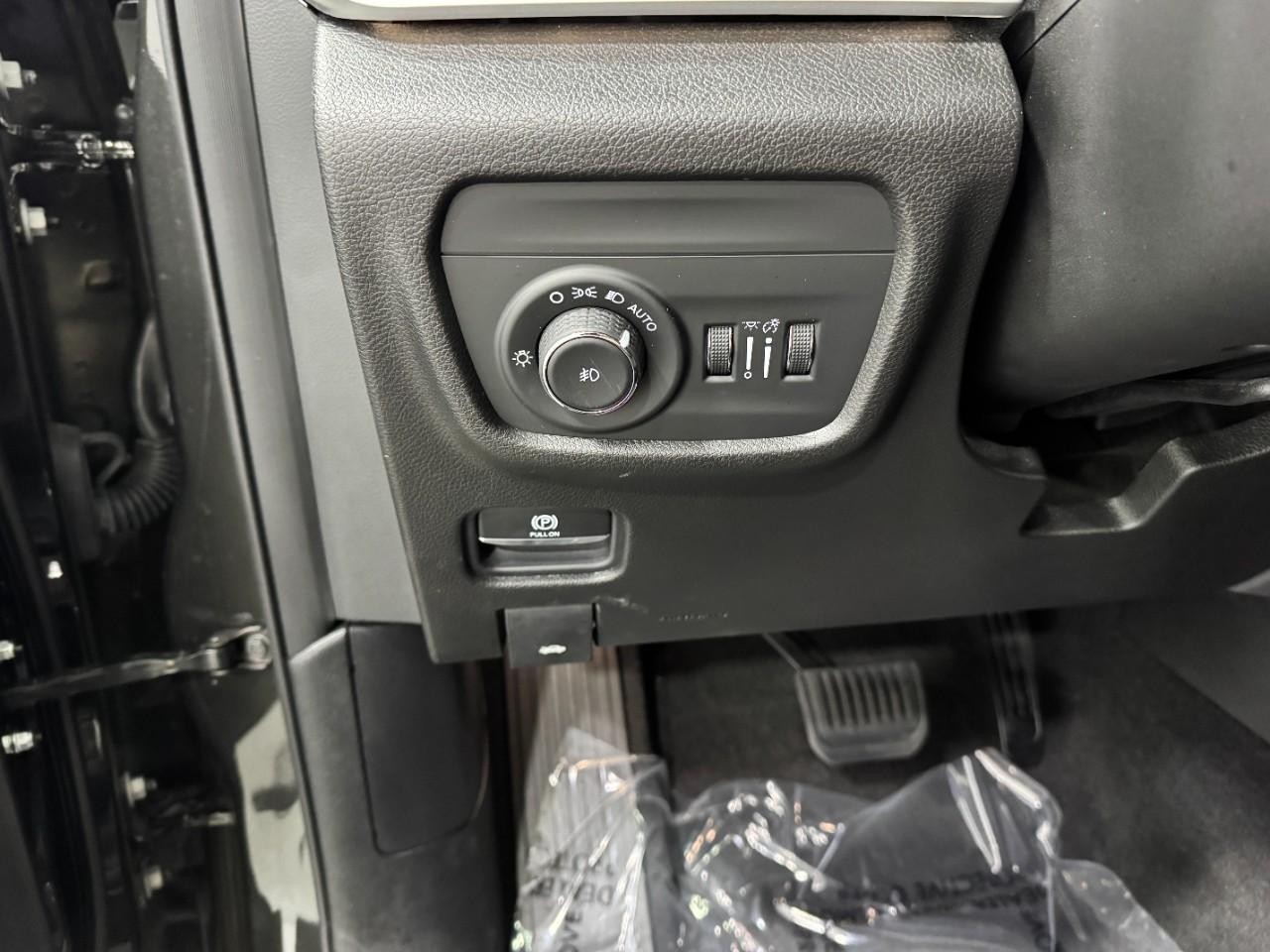 Jeep Grand Cherokee L Vehicle Full-screen Gallery Image 29