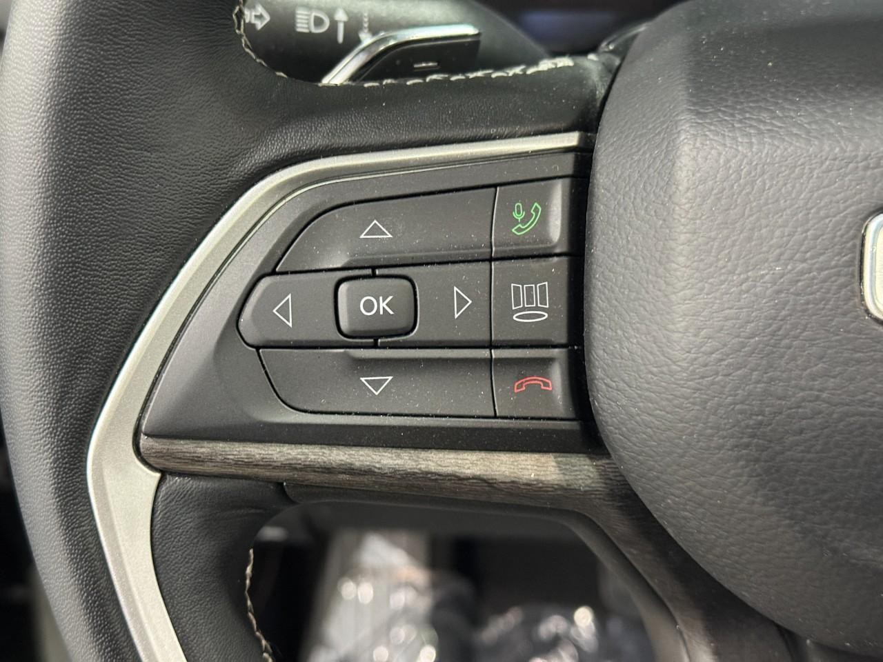 Jeep Grand Cherokee L Vehicle Full-screen Gallery Image 30