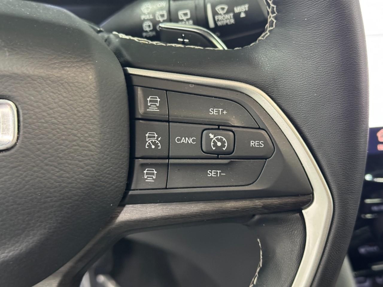 Jeep Grand Cherokee L Vehicle Full-screen Gallery Image 31