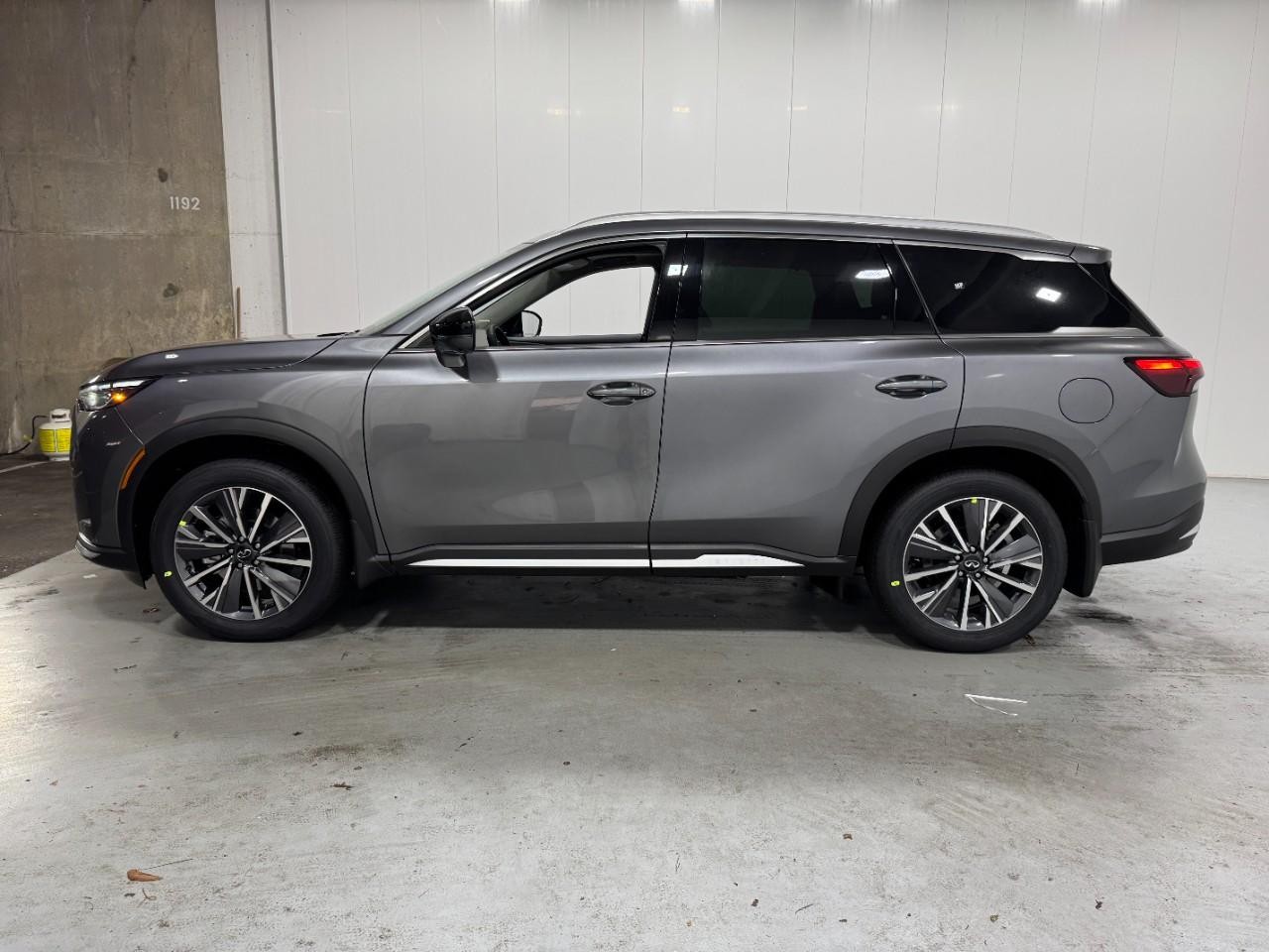 INFINITI QX60 Vehicle Full-screen Gallery Image 2