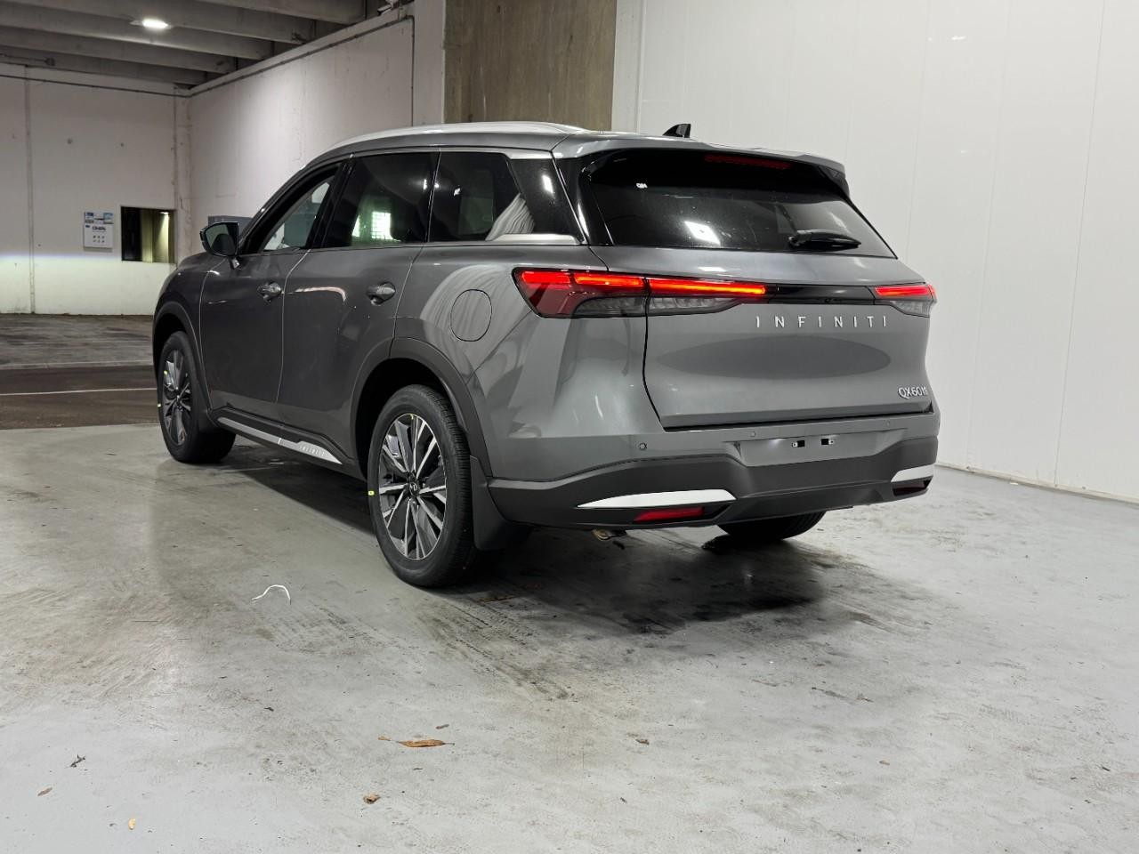 INFINITI QX60 Vehicle Full-screen Gallery Image 3