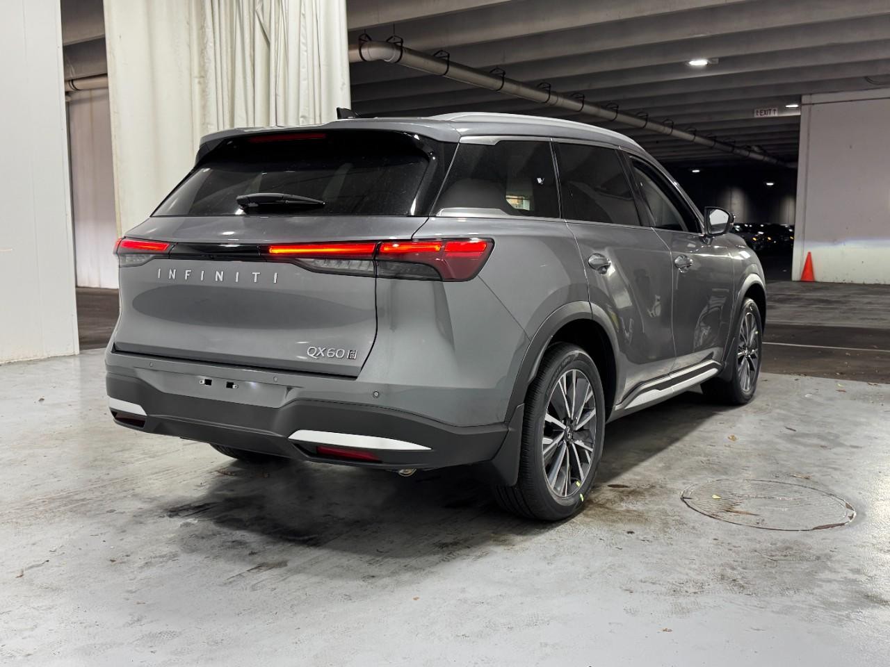 INFINITI QX60 Vehicle Full-screen Gallery Image 4