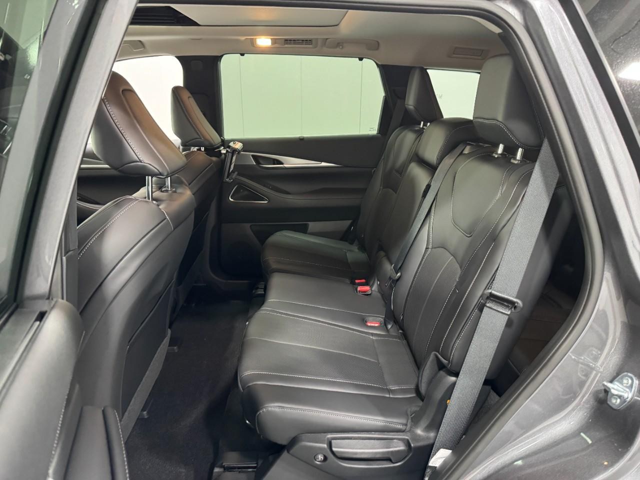 INFINITI QX60 Vehicle Full-screen Gallery Image 9