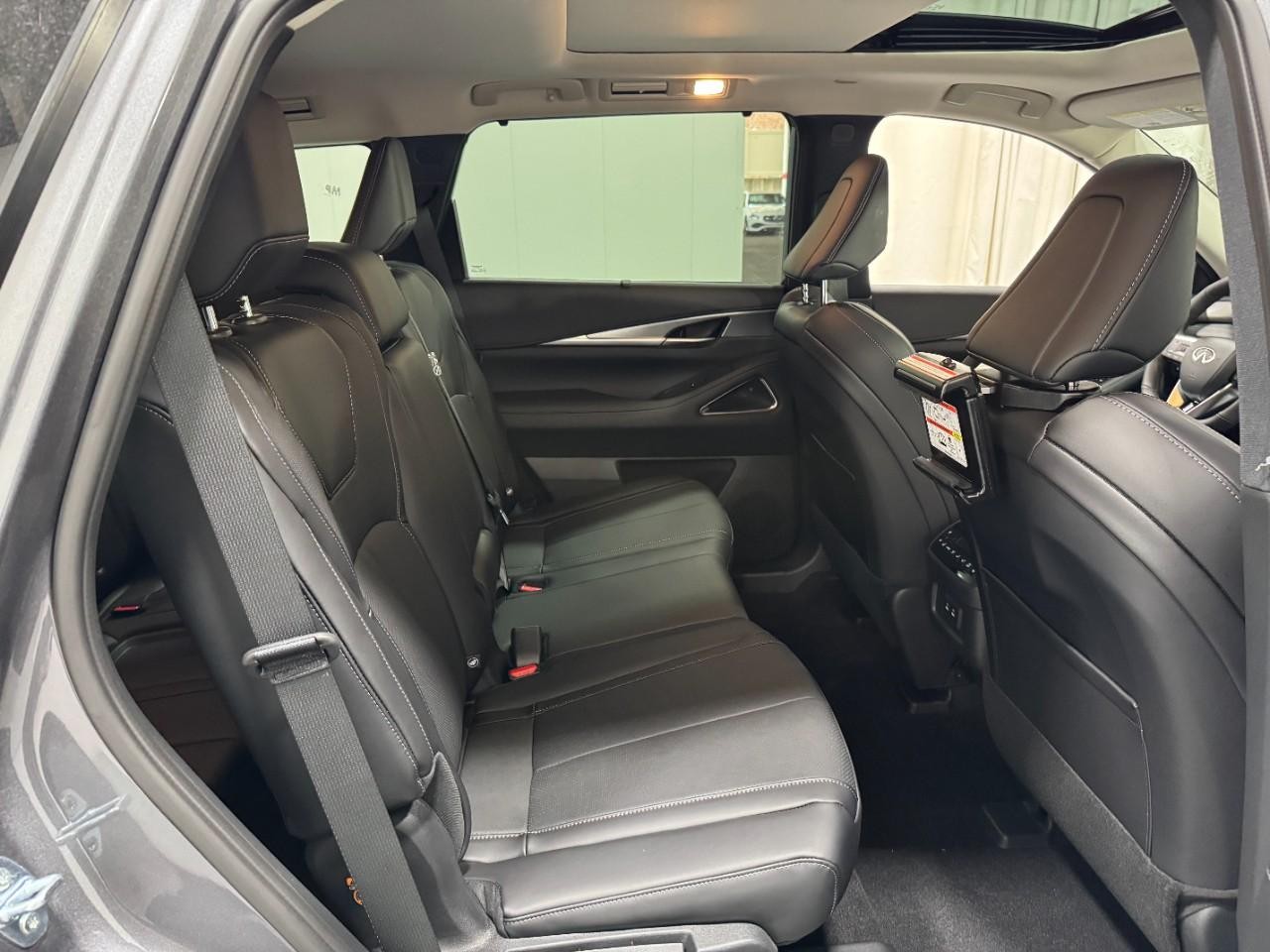 INFINITI QX60 Vehicle Full-screen Gallery Image 12