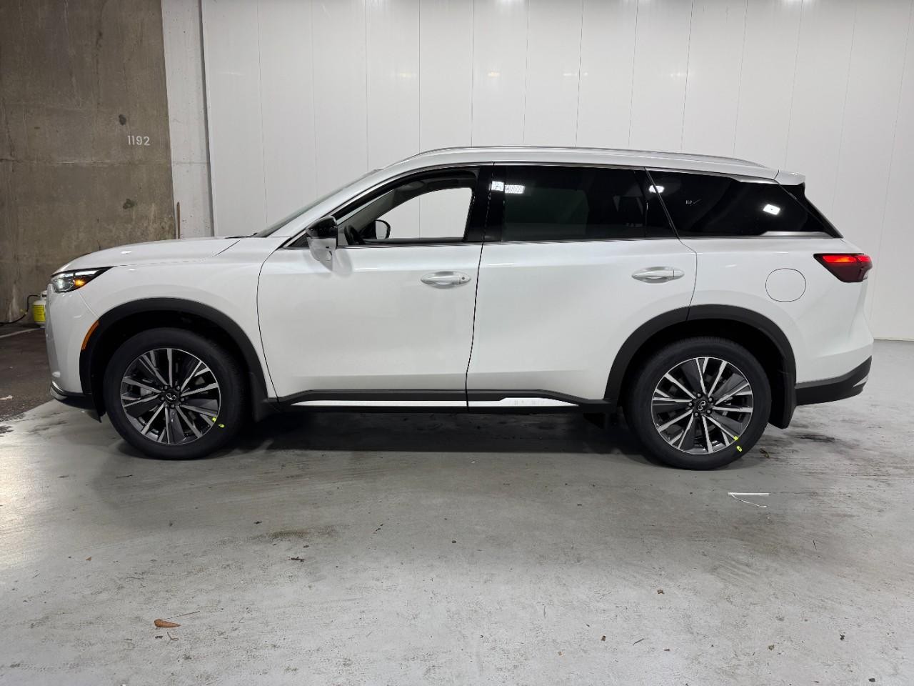 INFINITI QX60 Vehicle Full-screen Gallery Image 2