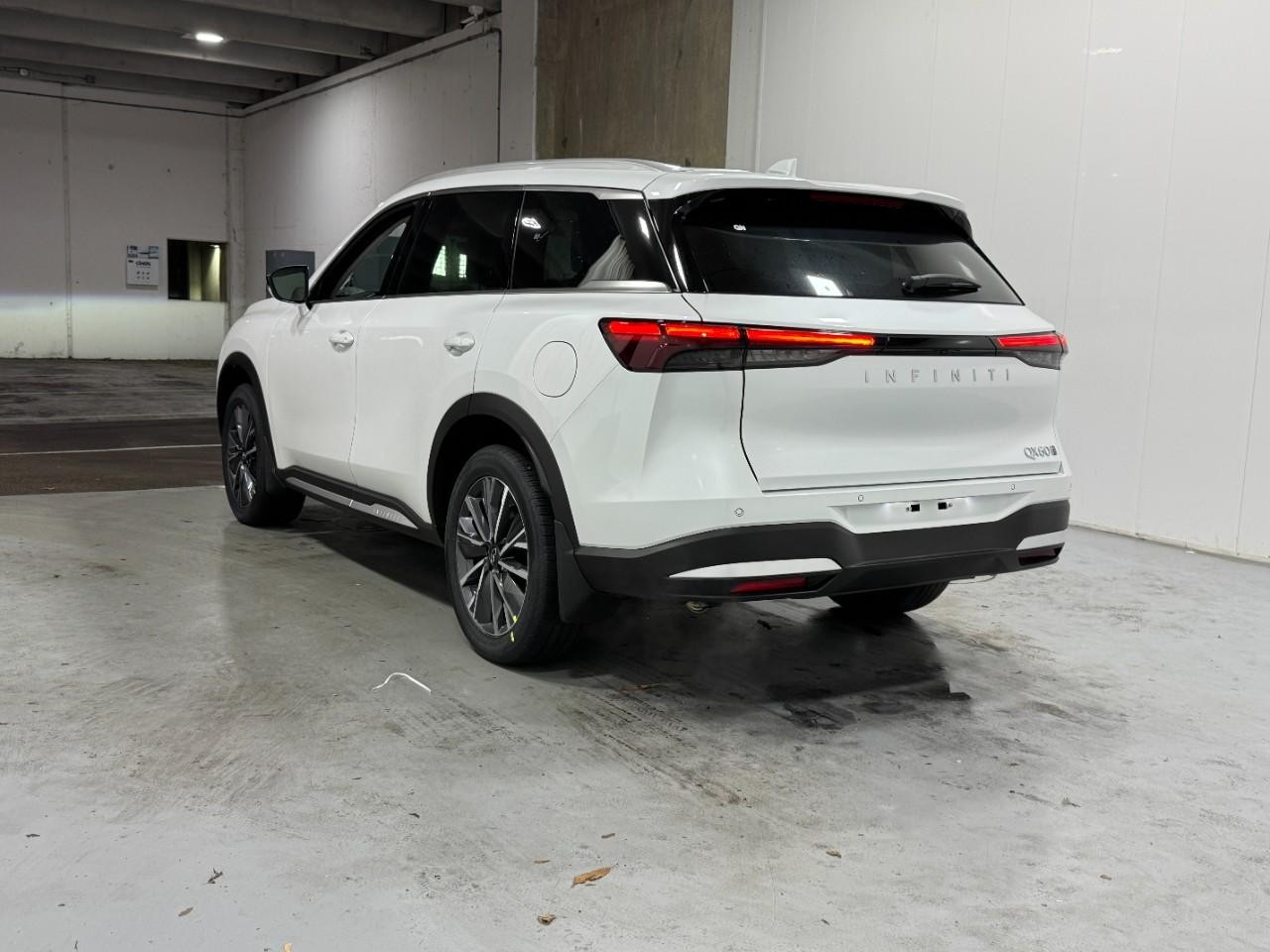 INFINITI QX60 Vehicle Full-screen Gallery Image 3