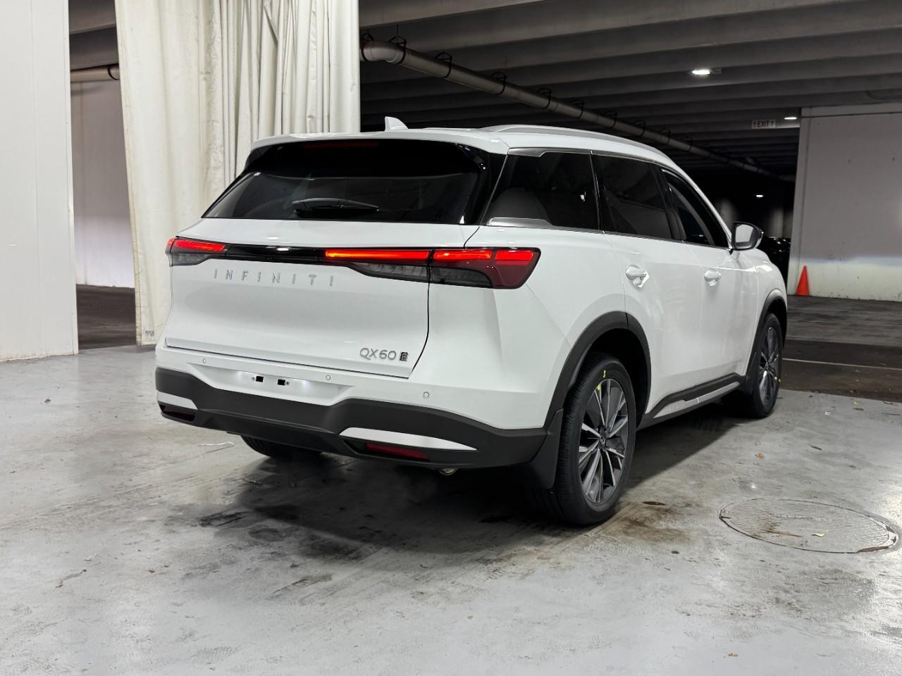 INFINITI QX60 Vehicle Full-screen Gallery Image 4