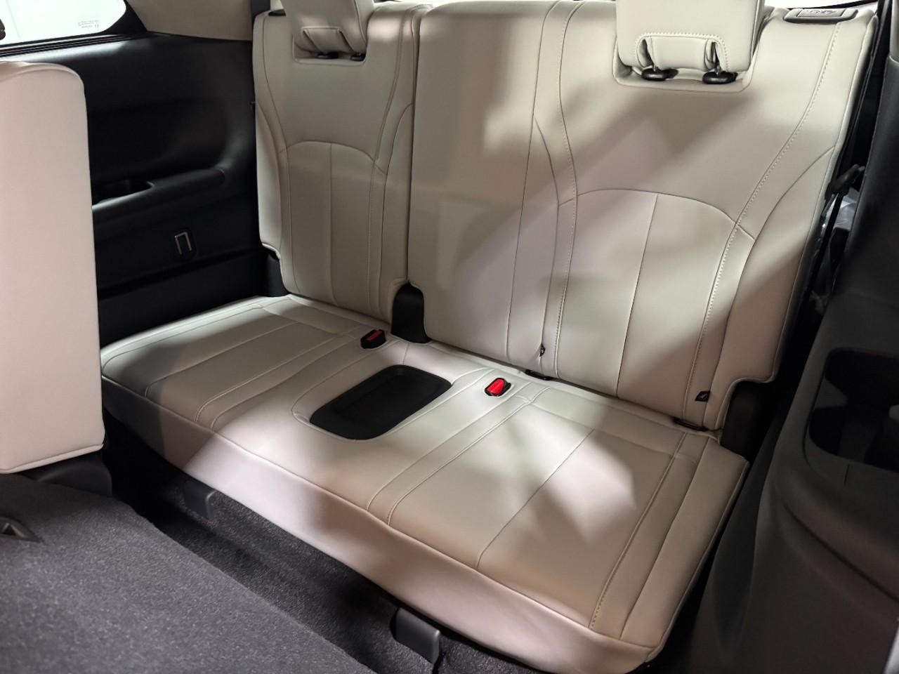 INFINITI QX60 Vehicle Full-screen Gallery Image 8