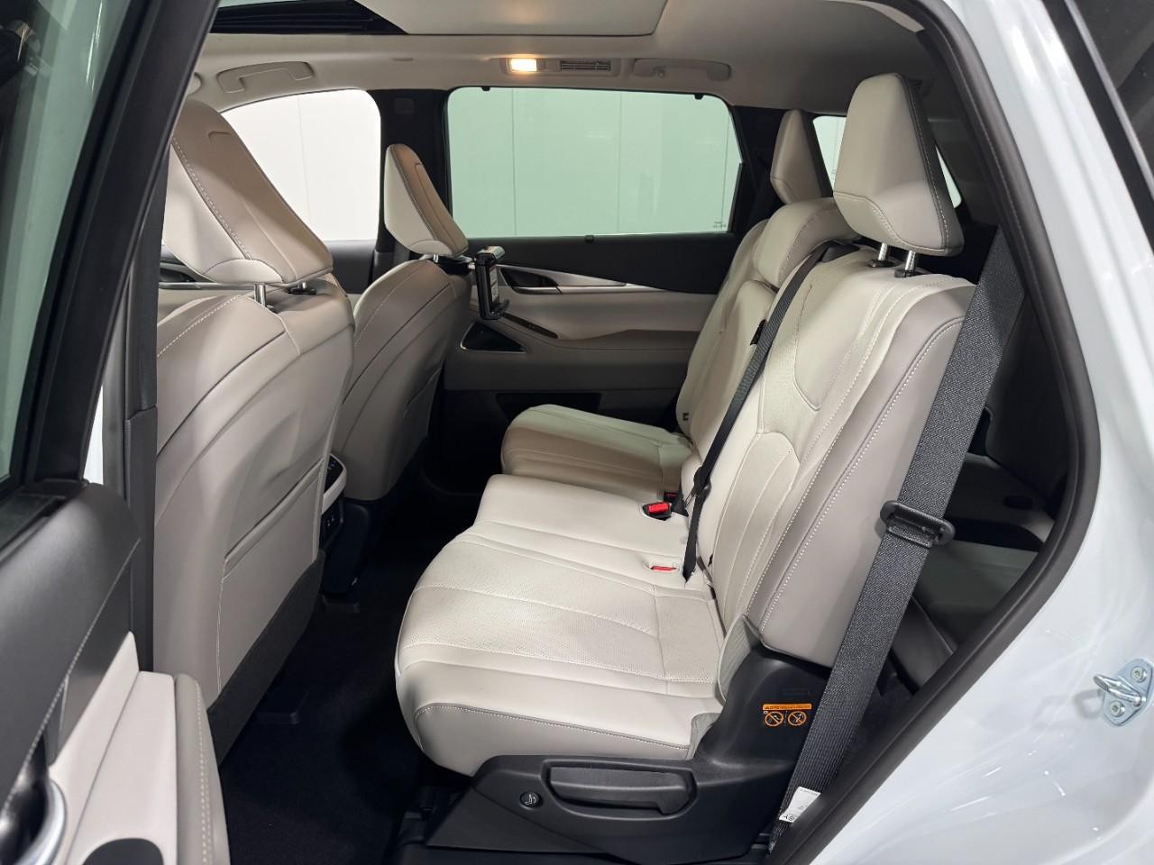 INFINITI QX60 Vehicle Full-screen Gallery Image 9