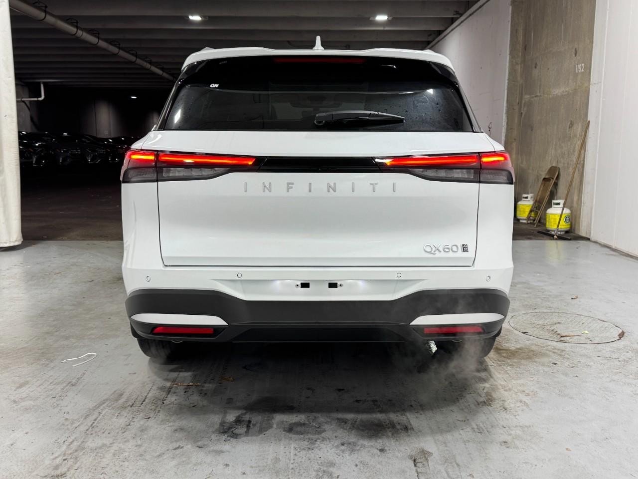 INFINITI QX60 Vehicle Full-screen Gallery Image 10