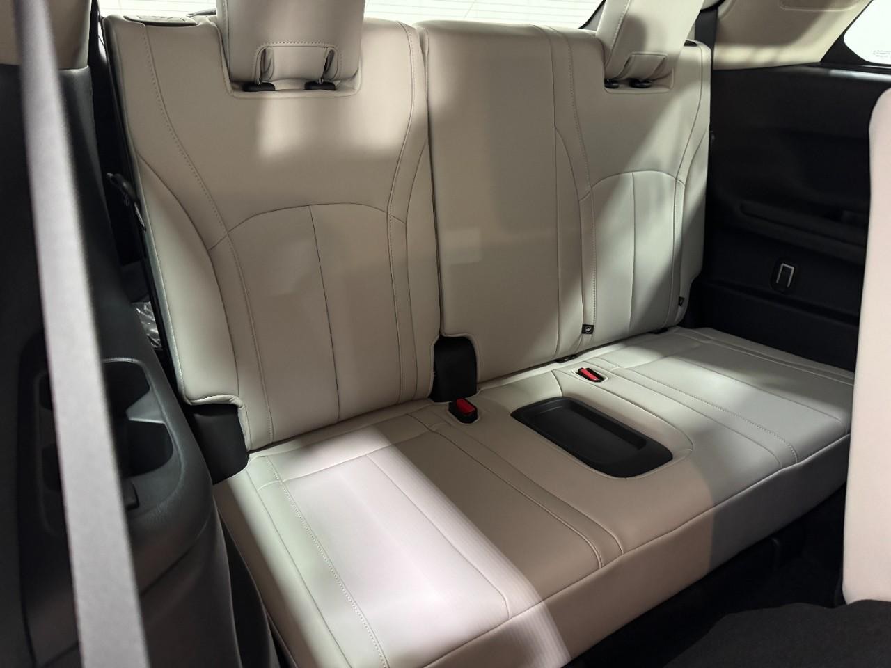 INFINITI QX60 Vehicle Full-screen Gallery Image 11