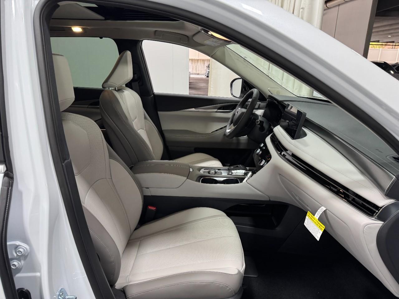 INFINITI QX60 Vehicle Full-screen Gallery Image 21