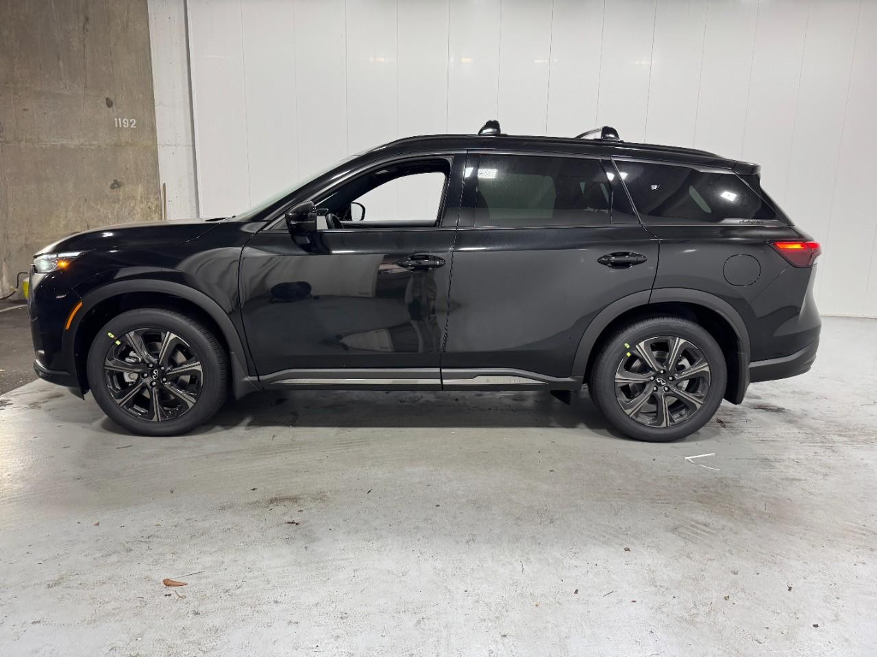 INFINITI QX60 Vehicle Full-screen Gallery Image 2