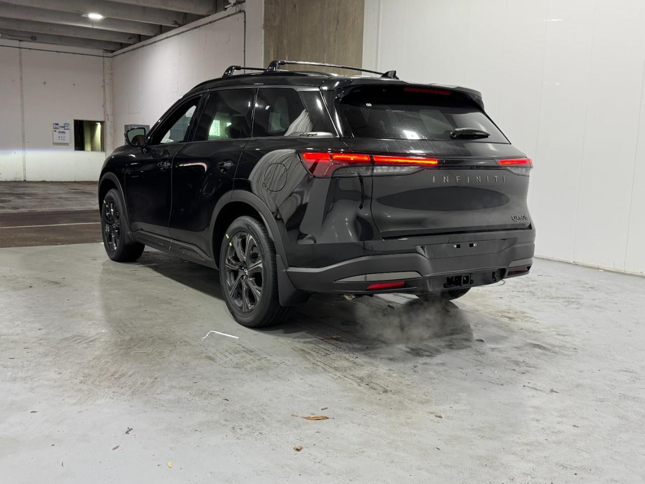 INFINITI QX60 Vehicle Full-screen Gallery Image 3