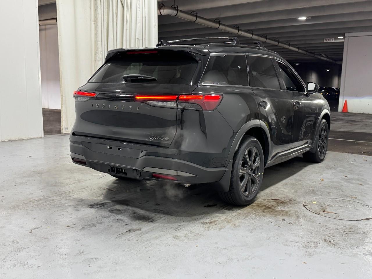 INFINITI QX60 Vehicle Full-screen Gallery Image 4