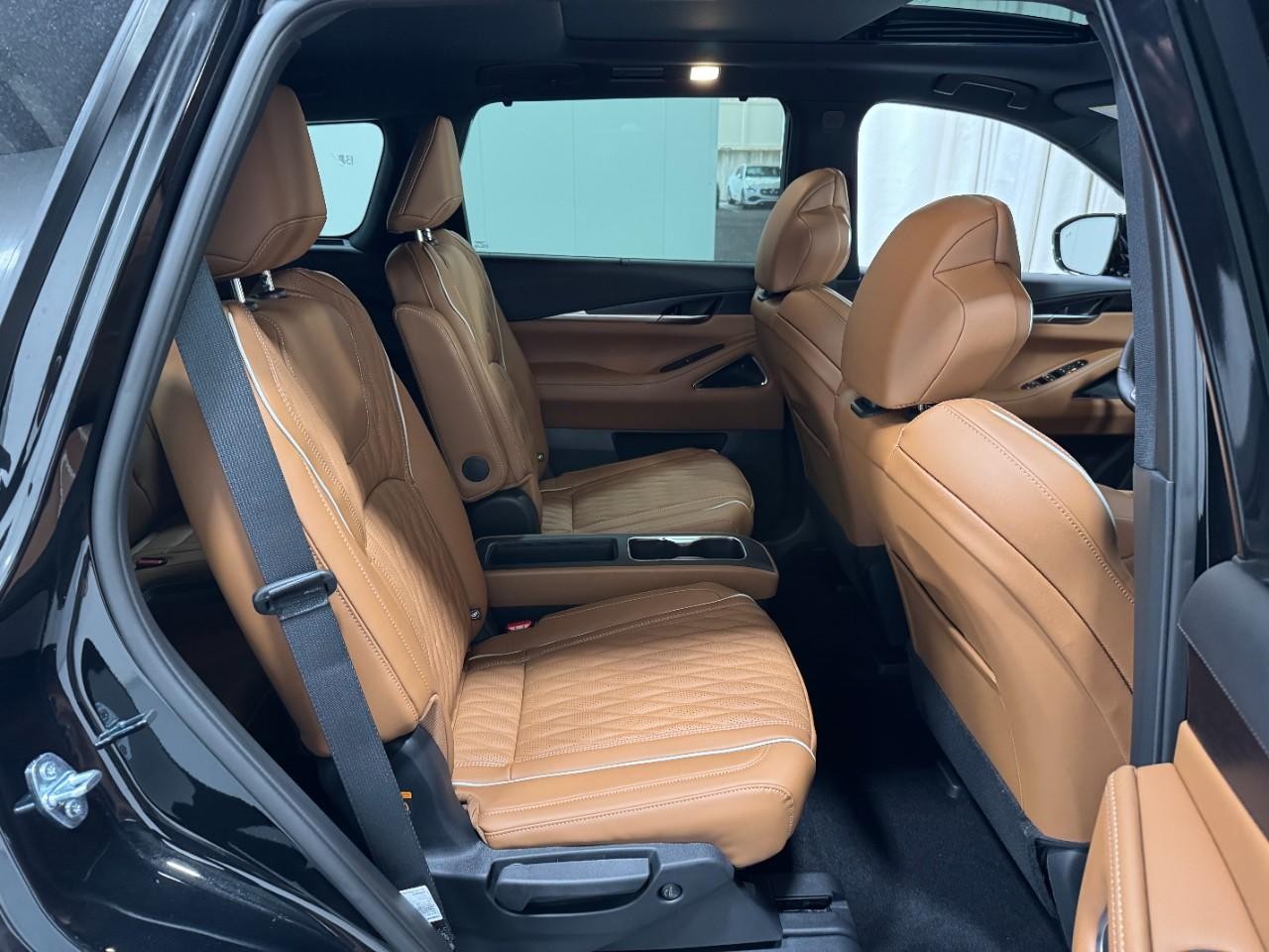 INFINITI QX60 Vehicle Full-screen Gallery Image 12