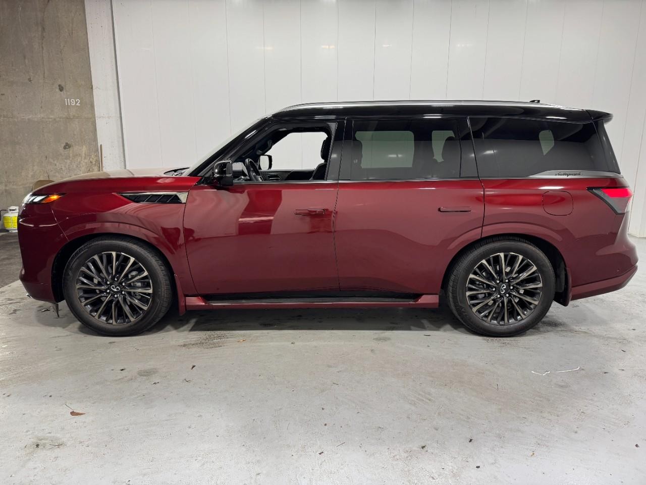 INFINITI QX80 Vehicle Full-screen Gallery Image 2