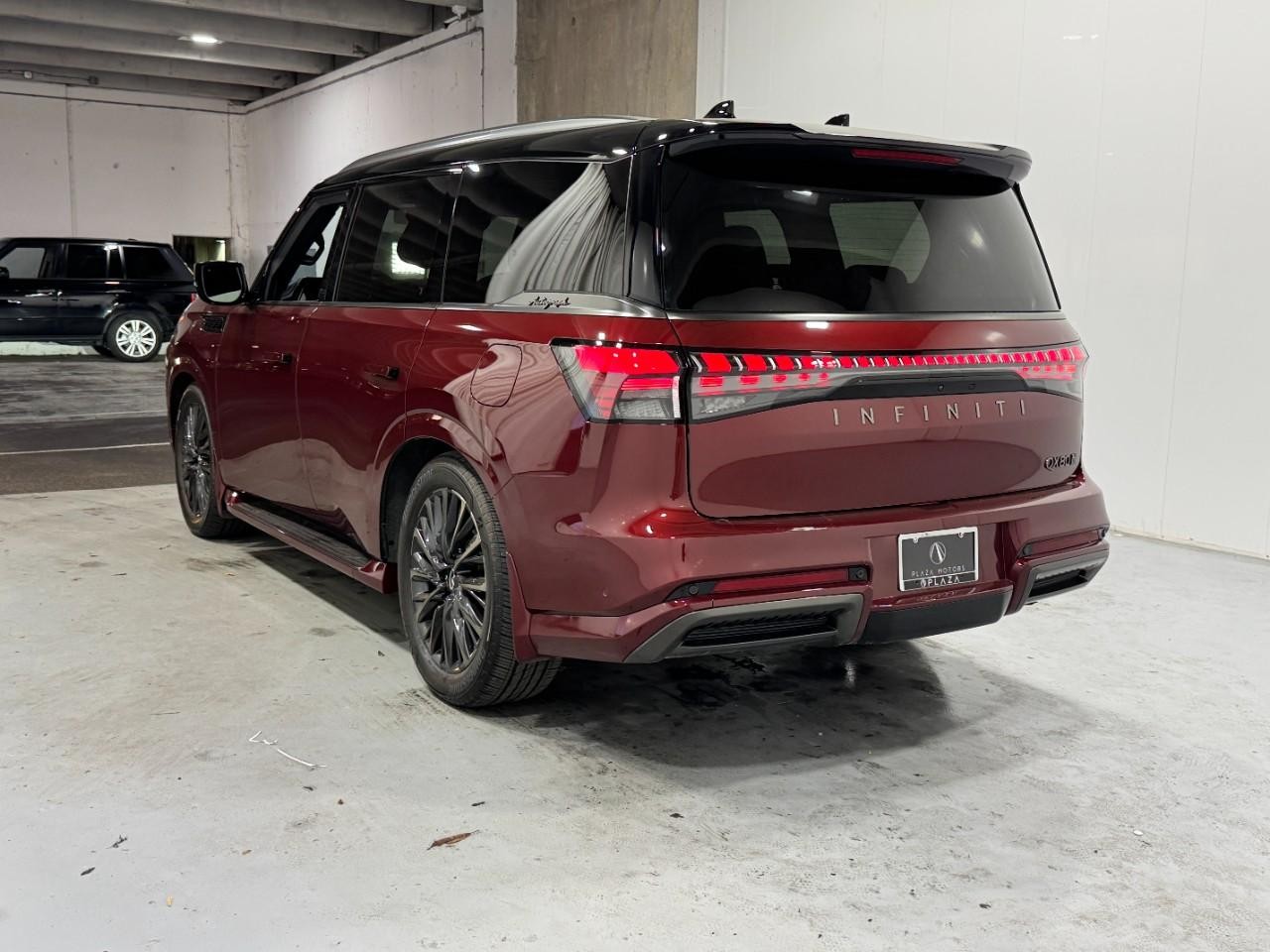 INFINITI QX80 Vehicle Full-screen Gallery Image 3