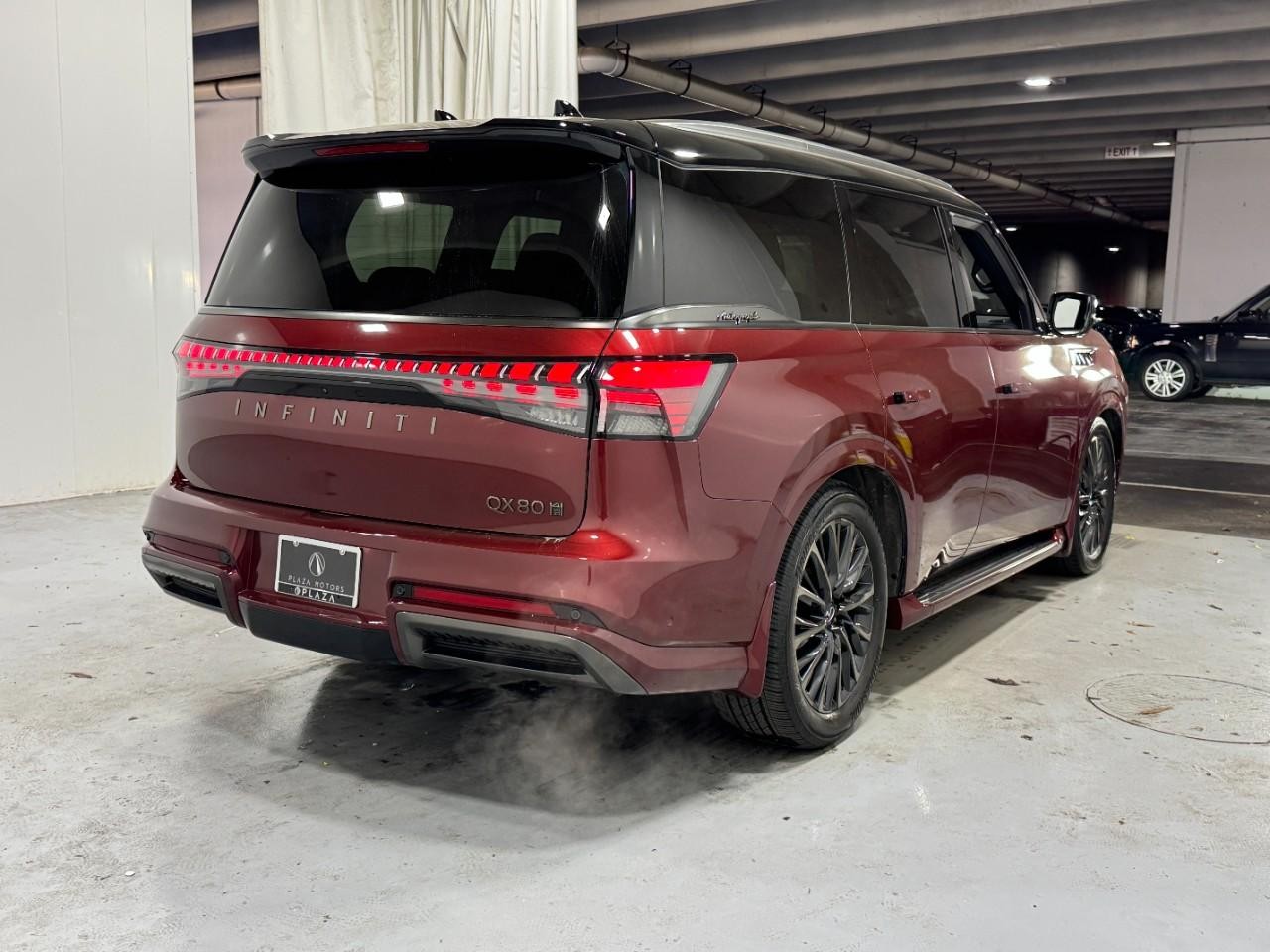 INFINITI QX80 Vehicle Full-screen Gallery Image 4