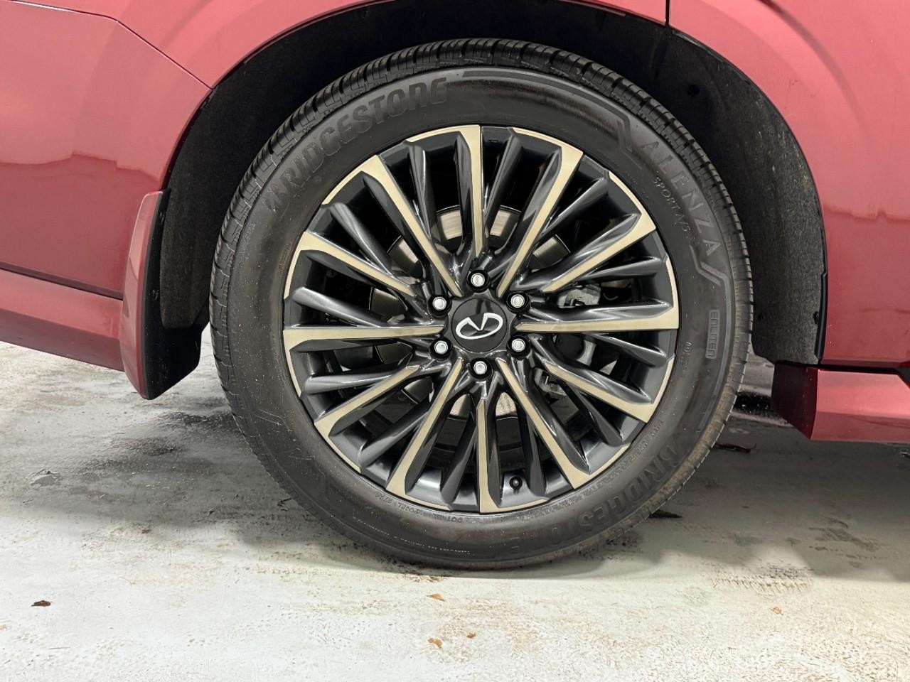 INFINITI QX80 Vehicle Full-screen Gallery Image 5