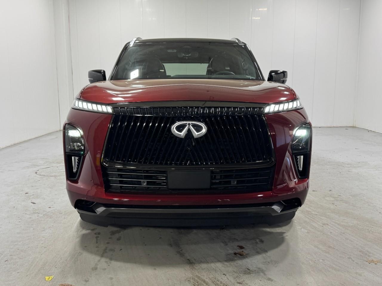 INFINITI QX80 Vehicle Full-screen Gallery Image 7