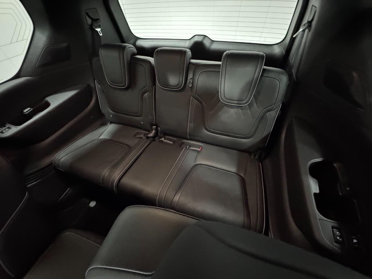 INFINITI QX80 Vehicle Full-screen Gallery Image 8
