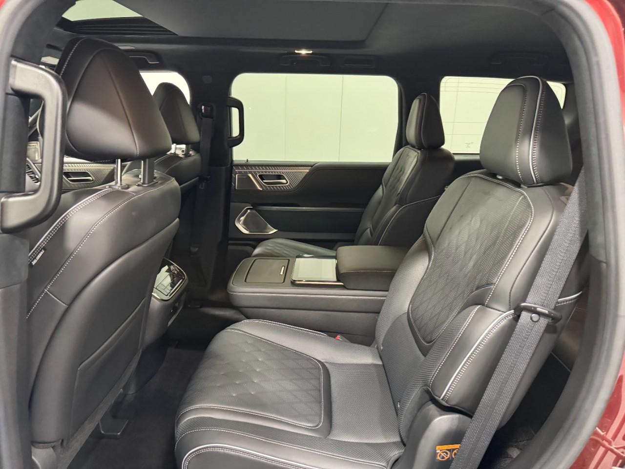 INFINITI QX80 Vehicle Full-screen Gallery Image 9