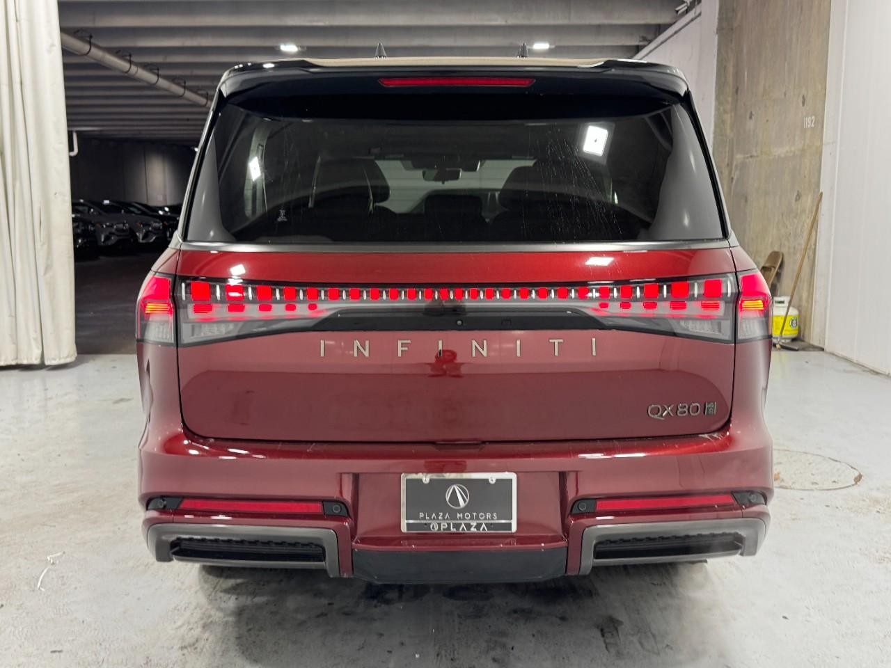 INFINITI QX80 Vehicle Full-screen Gallery Image 10