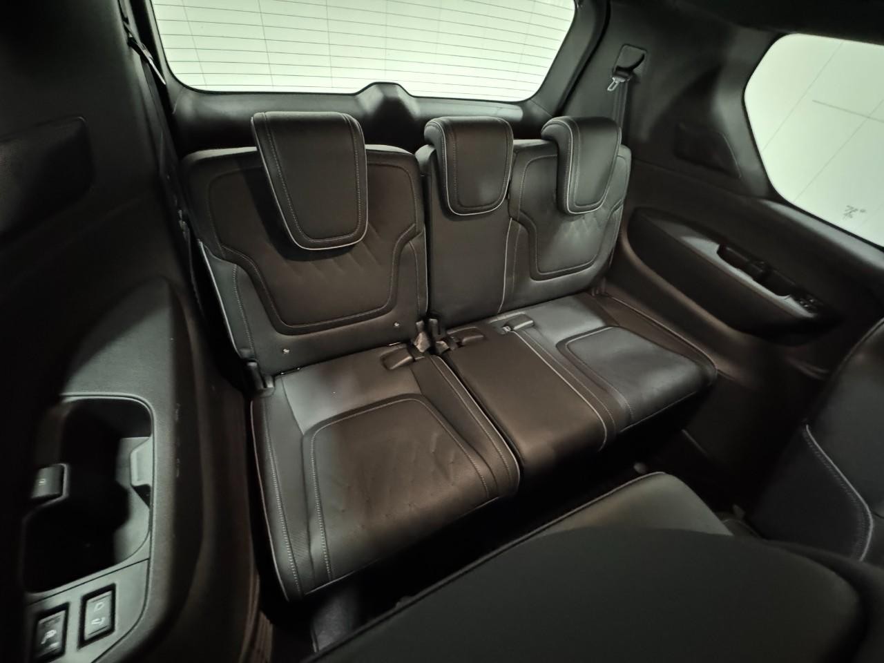 INFINITI QX80 Vehicle Full-screen Gallery Image 11
