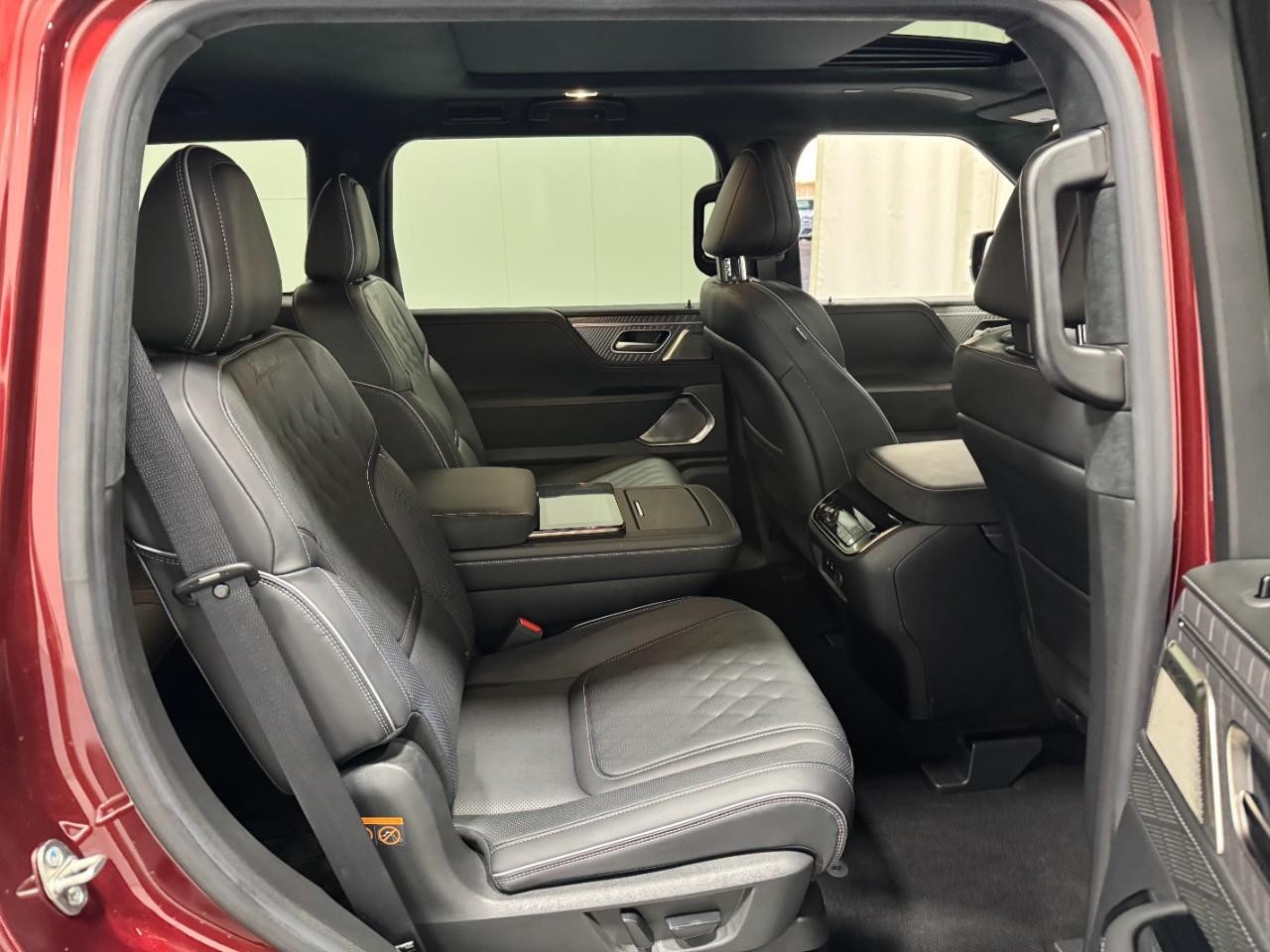 INFINITI QX80 Vehicle Full-screen Gallery Image 12