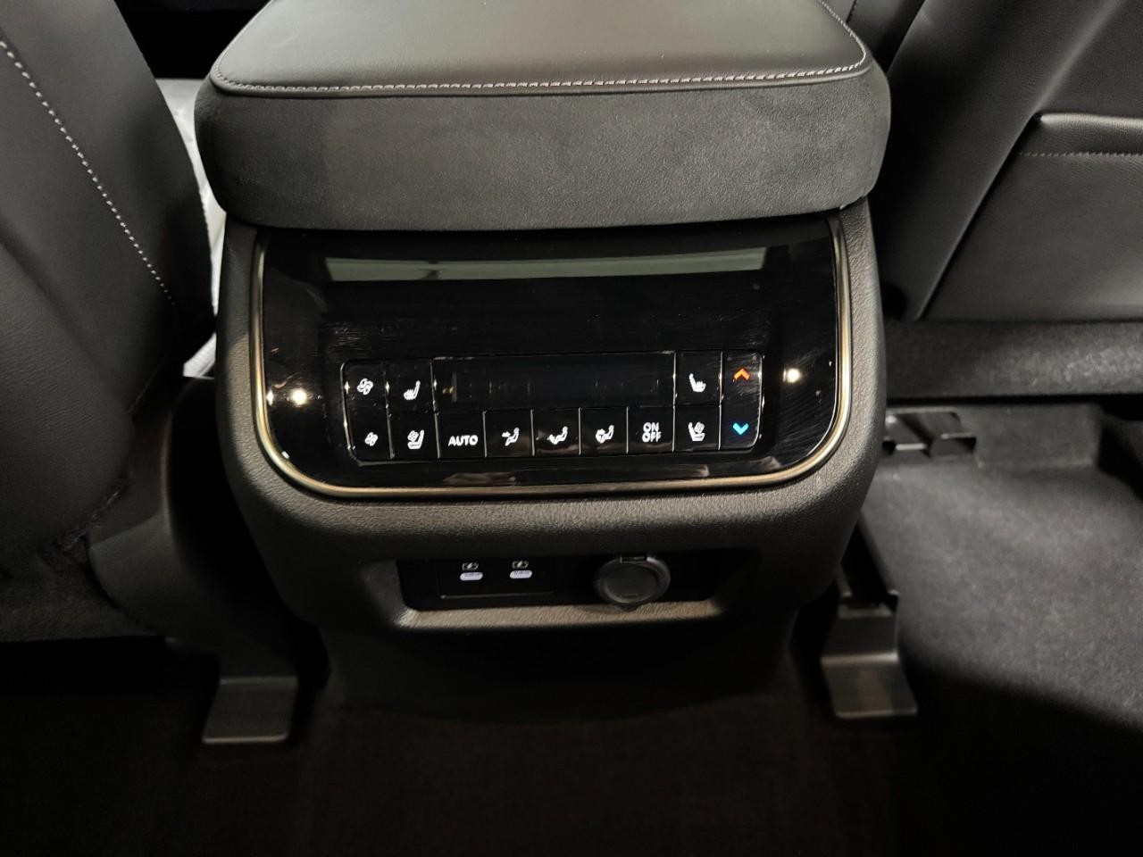 INFINITI QX80 Vehicle Full-screen Gallery Image 13