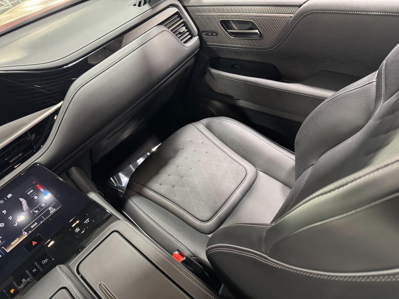 INFINITI QX80 Vehicle Full-screen Gallery Image 19