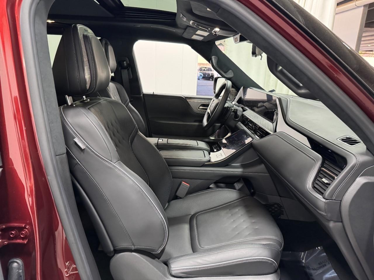 INFINITI QX80 Vehicle Full-screen Gallery Image 20