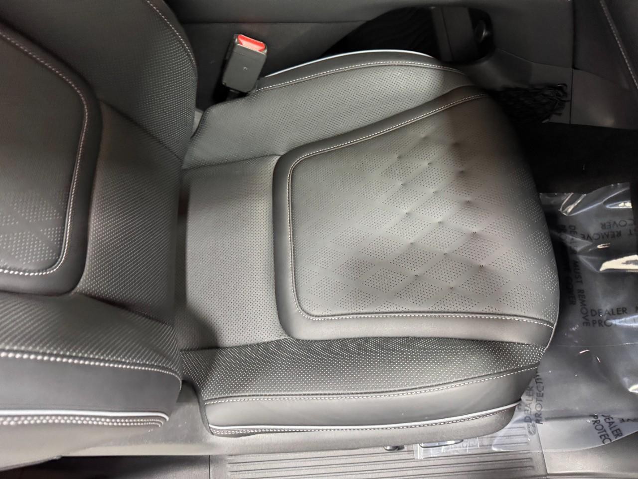 INFINITI QX80 Vehicle Full-screen Gallery Image 21