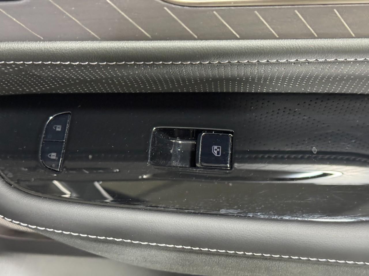 INFINITI QX80 Vehicle Full-screen Gallery Image 23