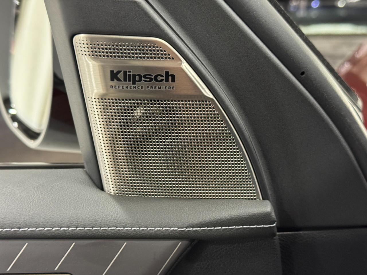 INFINITI QX80 Vehicle Full-screen Gallery Image 24