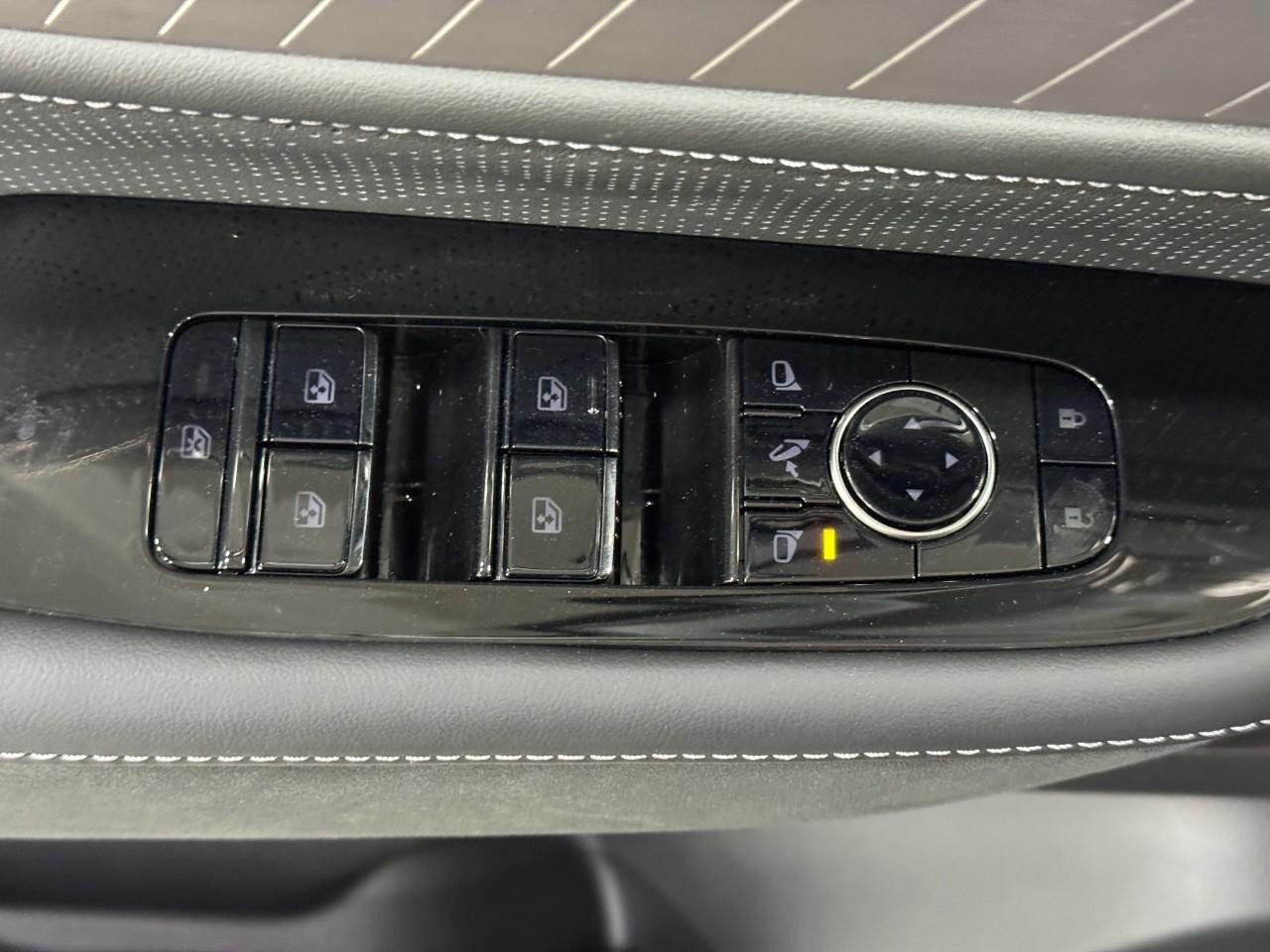 INFINITI QX80 Vehicle Full-screen Gallery Image 26