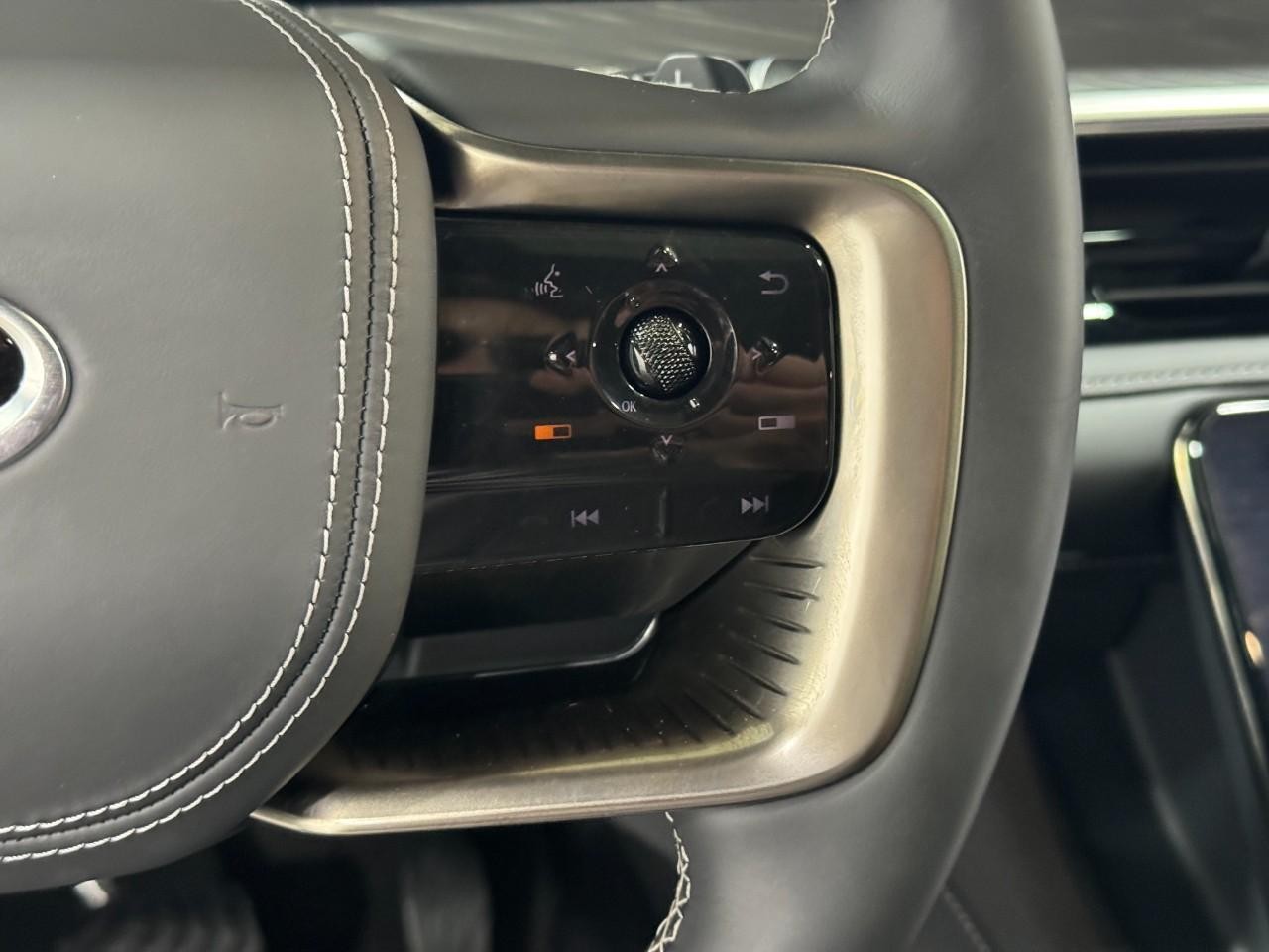 INFINITI QX80 Vehicle Full-screen Gallery Image 32