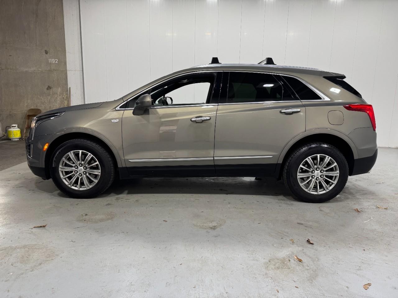 Cadillac XT5 Vehicle Full-screen Gallery Image 2